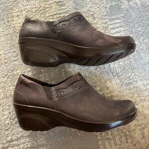 Clarks mule size 9.5 wide